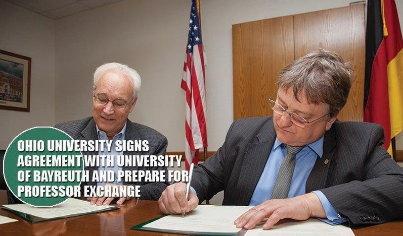Prof. Dr. Hugh Sherman (Ohio University) und Prof. Dr. Herbert Woratschek (Universität Bayreuth) bei der Unterzeichnung der Kooperationsvereinbarung.
