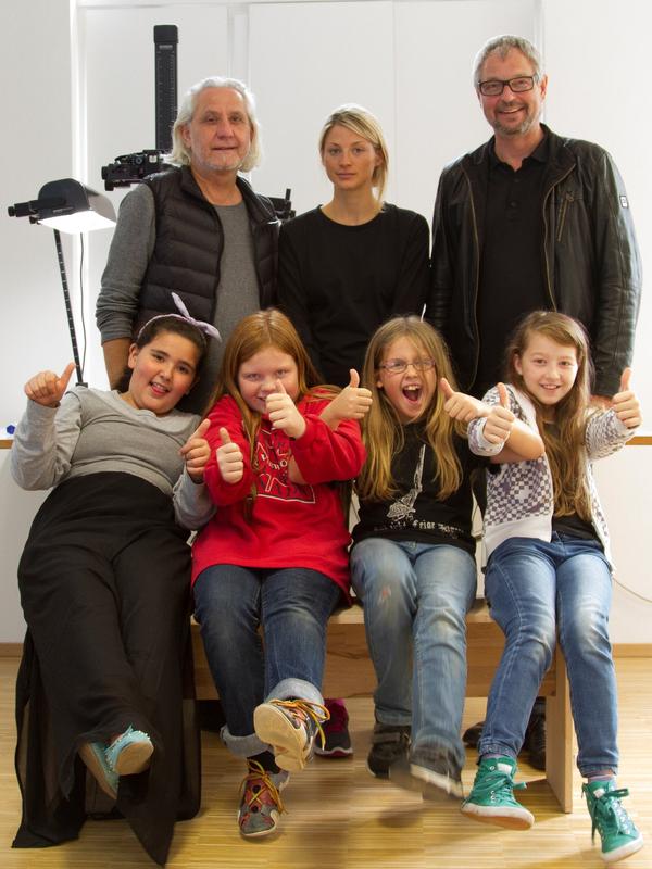 v.l.n.r.: Kulturagent Diethelm Wonner, Workshop-Betreuerin Selina Pudellek und Kurator Prof. Ralf Dringenberg mit Schülerinnen der Schiller-Realschule, die am Trickfilm-Workshop teilnahmen.