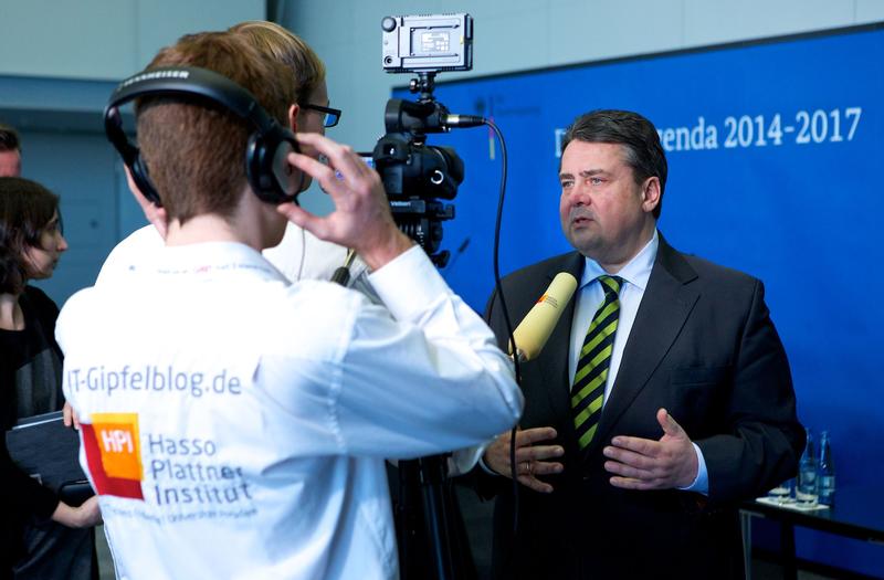 IT-Gipfelblogger des Hasso-Plattner-Instituts interviewen Bundeswirtschaftsminister Siegmar Gabriel