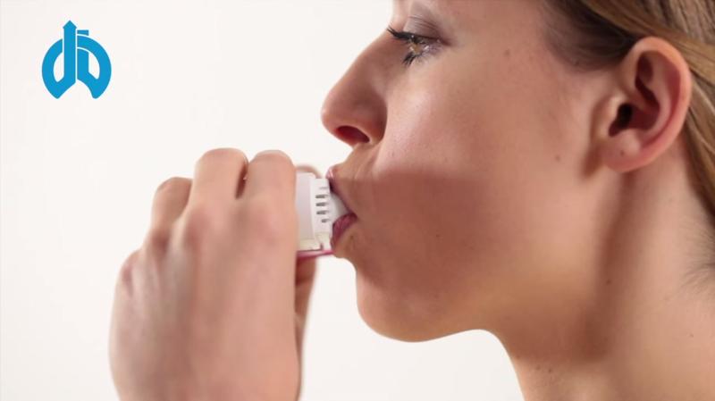 Szene aus Anwendungsvideo zur korrekten Inhalation