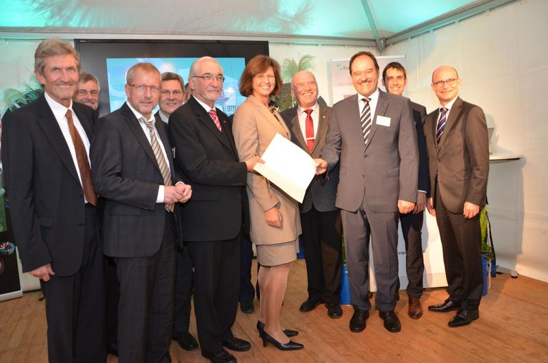 Übergabe des Bewilligungsbescheids in Höhe von 12,5 Millionen Euro an die Fraunhofer-Projektgruppe IWKS in Alzenau.