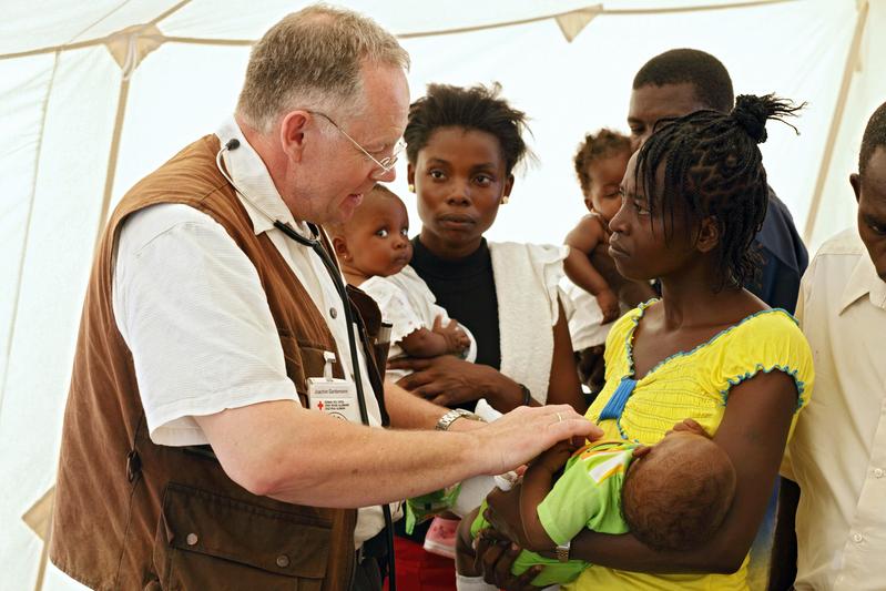 Prof. Dr. Joachim Gardemann – hier bei seinem Einsatz in Haiti – hilft in Sierra Leone im Kampf gegen Ebola. 