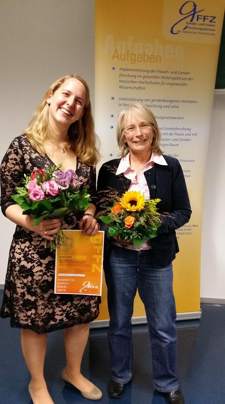 Erfolgreiche Frauen- und Geschlechterforschung: Prof. Dr. Lotte Rose (r.) gratuliert Sonja Urban (l.), Absolventin der FRA-UAS, zur Auszeichnung mit dem Henriette-Fürth-Preis des gFFZ.