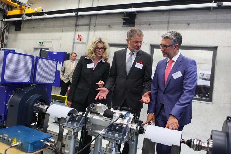 V.l.: Stefanie Ulrich (AUDI AG), Prof. Jürgen Schröder (HHN) und Jürgen Königstedt (AUDI AG) bei der Einweihung des Antriebsprüfstands