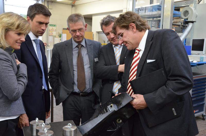 Innovative Materialien - Laborbesichtigung in Rosenheim: (v.l.n.r.) Daniela Ludwig, MdB, Staatssekretär Stefan Müller, Prof. Peter Karlinger, Klaus Stöttner, MdL und Prof. Dr. Michael Schemme