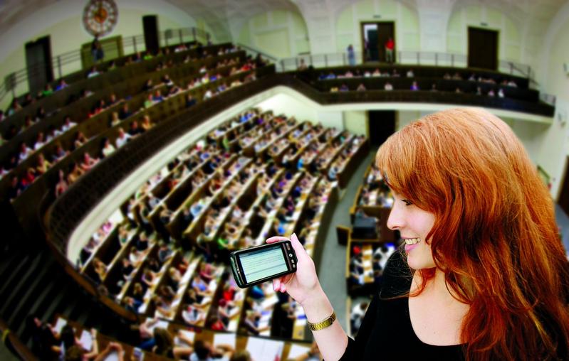 Vom Mikrofon aufs Smartphone: So können auch Hörgeschädigte einer Vorlesung folgen. Das Projekt von EML und VerbaVoice will die bestehenden Angebote mit Sprachtechnologie erweitern.