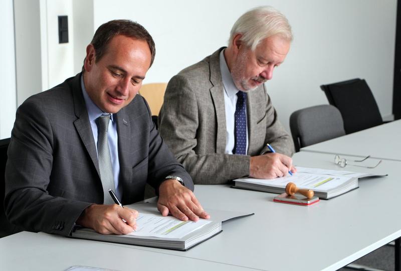 Vizepräsident der ESCE International Business School Yves Marmiesse (links) und HWR-Präsident Prof. Dr. Bernd Reissert unterzeichnen Kooperationsverlängerung