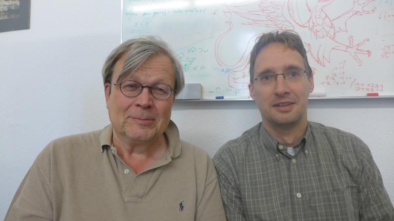 Die Professoren Heinrich Stolz (li)  und Stefan Scheel