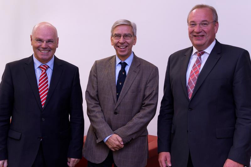 (v.l.n.r.): medbo-Vorstand Kurt Häupl, Prof. Dr. Udo Hebel, Präsident der Universität Regensburg und Bezirkstagspräsident Franz Löffler nach der Vertragsunterzeichnung.