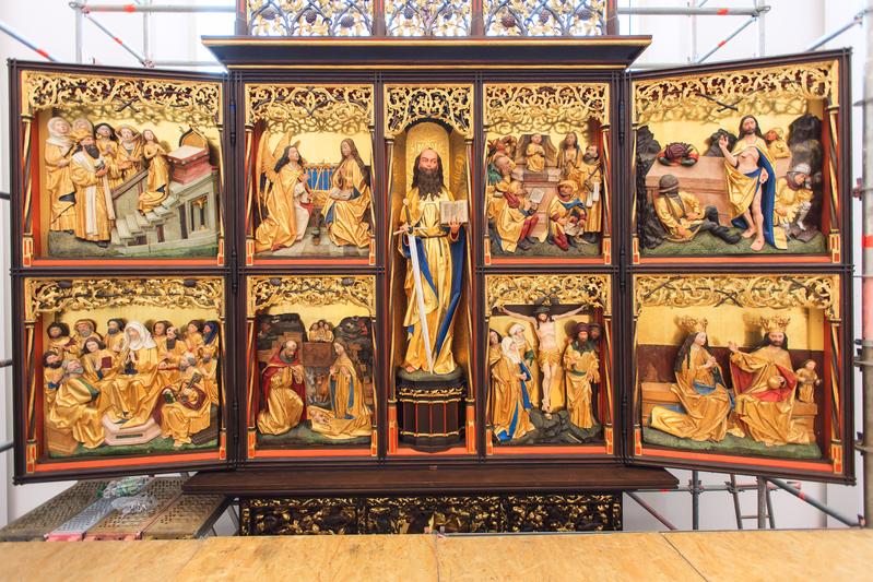 Im geöffneten Zustand ist der Paulineraltar zirka 4,90 x 4,80 Meter groß.