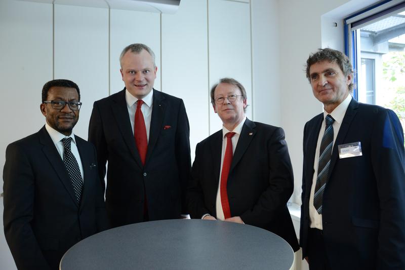 Prof.Dr. Tjama Tjivikua, Rektor der Polytechnic of Namibia, Dr. Stefan Liebig, Vorsitzender des Afrikavereins der deutschen Wirtschaft, Prof. Dr. Herbert Zickfeld, Präsident der FH Flensburg