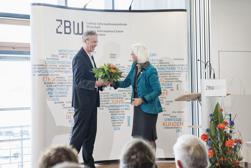 Preisverleihung: Gudrun-Heute-Bluhm, Vorsitzende der Jury, überreicht die Urkunde zum Preis "Bibliothek des Jahres 2014"