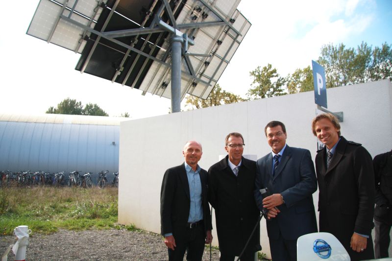 Photovoltaikanlage und Solartankstelle sorgen dafür, dass der sonnige Strom direkt in das E-Fahrzeug gelangt. Nun wurde am DHBW-Campus Fallenbrunnen die neue Solarforschungsanlage eingeweiht.