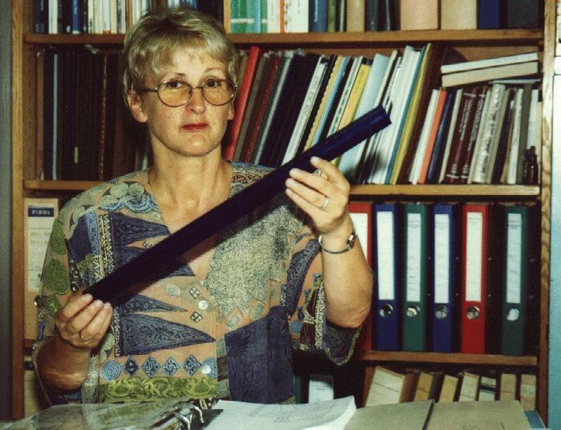 Dr. Doris Ehrt mit einem der Kobalt-dotierten Gläser.