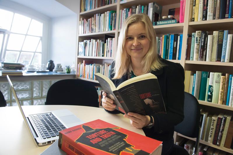 Katrin Dauenhauer ist Absolventin des Nordamerikastudienprogramms der Universität Bonn. Sie schrieb eine Dissertation über Debatten zu Menschenrechtsverletzungen der USA. 