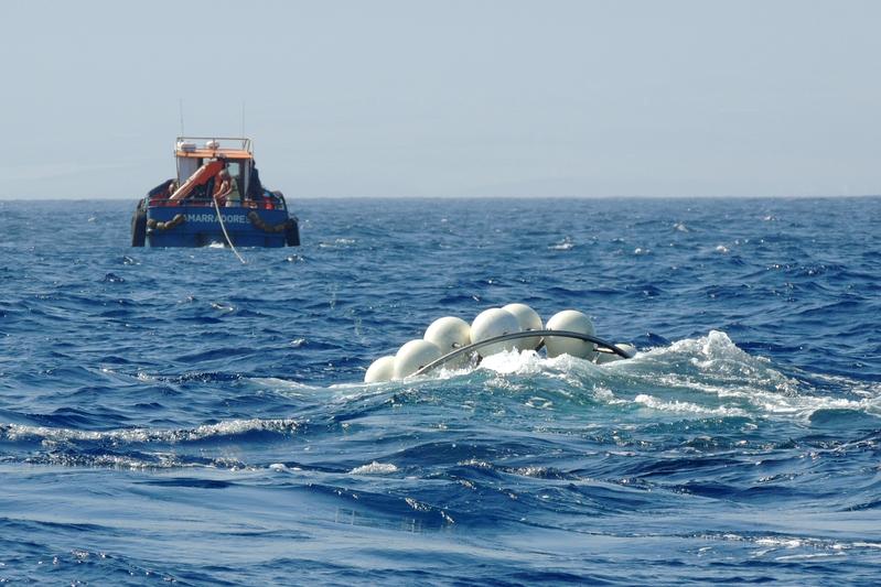 Mit einem speziellen Kollektor sammelten Wissenschaftler in 650 Metern Tiefe 80.000 Liter nährstoffreiches Tiefenwasser für ihr Experiment.