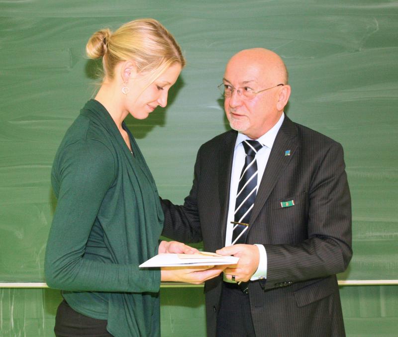 Sascha Liane Kober freute sich über die Glückwünsche und den Ehrenpreis des Präsidenten der TH Wildau.