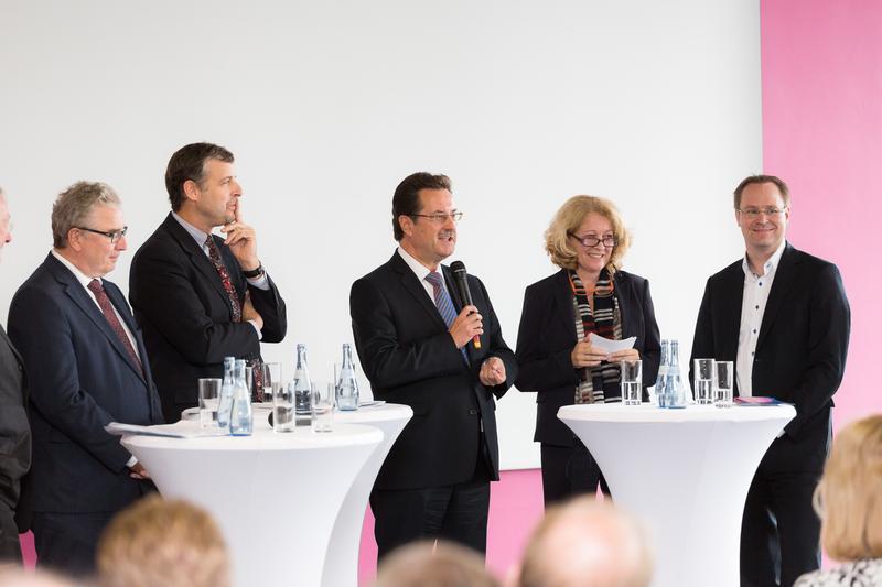 (v.l.): Gerold Noerenberg, Oberbürgermeister Stadt Neu-Ulm, William Moeller, US-Generalkonsul, Prof. Dr. Robert F. Schmidt, Präsident der Hochschule Kempten, Prof. Dr. Uta M. Feser, Prä