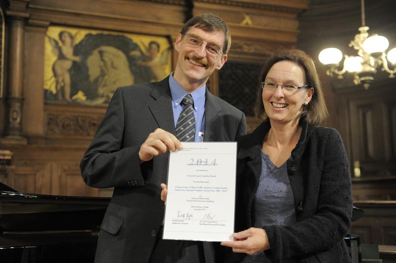 Dr. Günther Slezak bekam für seine exzellente wissenschaftliche Arbeit durch Dr. Ulrike Schneider den Else Kröner Global Public Health Award verliehen. 