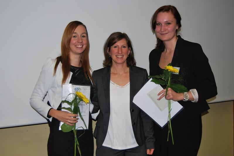 Die Preisträgerinnen Susanne Röder (rechts) und Jessica Korb mit ihrer Professorin Dr. Anne Bohrer (Mitte)