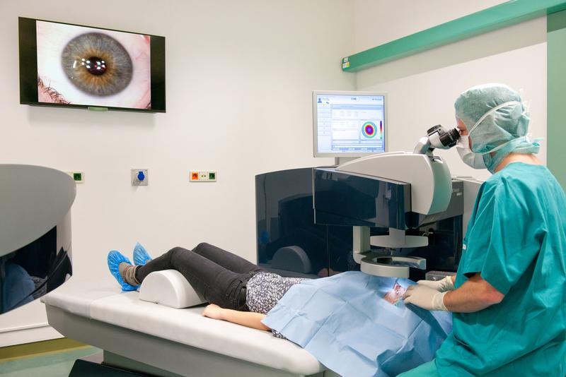 Mit modernen Laser-Verfahren können Fehlsichtigkeiten sowie Alterssichtigkeit schonend korrigiert werden. Professor Dr. Mike Holzer, Universitäts-Augenklinik Heidelberg.