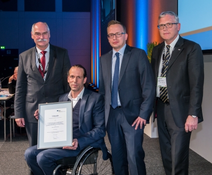 Preisträger Dr. Mirko Aach (2. v. l.) und Oliver Cruciger (3. v. l.) mit Prof. Dr. Volker Bühren (1. v. l.) und Prof. Dr. Reinhard Hoffmann (4. v. l.)