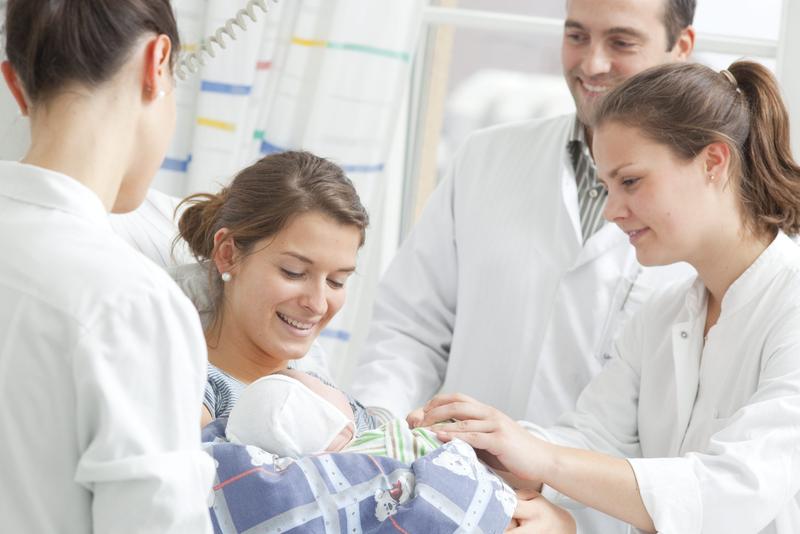 Die erste gemeinsame Zeit von Mutter und Baby ist für die Bindung und auch den Erfolg des Stillens wichtig.