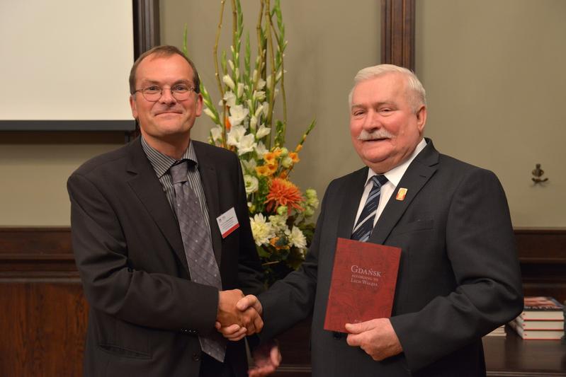 Lech Wałęsa, Friedensnobelpreisträger und ehemaliger Staatspräsident Polens, re., und Prof. Dr. Bruno Spessert, Ernst-Abbe-Hochschule Jena, ehem. Prorektor für Forschung und Entwicklung