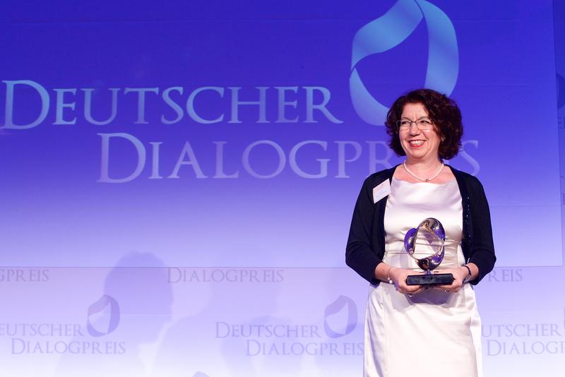Die Bremer Professorin Yasemin Karakaşoğlu mit dem Deutschen Dialogpreis 2014.