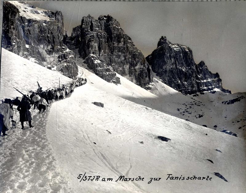 Soldaten der Tiroler Kaiserjäger auf dem Marsch zur Fanes-Scharte in den Dolomiten