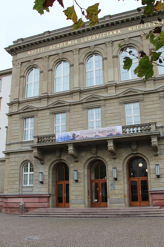 Karriere weltweit - Banner am JLU-Hauptgebäude