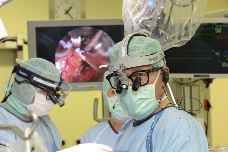 Prof. Gummert  im OP-Saal. Für die perfekte Übertragungstechnik sorgt das Team von Mediaventures aus Essen  