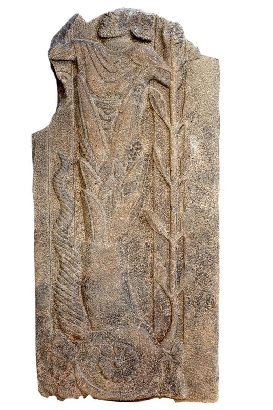 Basaltstele mit unbekannter Götterdarstellung