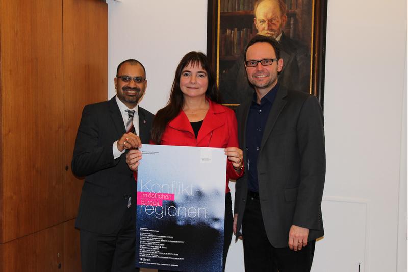 (v.l.n.r.) JLU-Präsident Prof. Joybrato Mukherjee, Prof. Monika Wingender, Geschäftsführende Direktorin des GiZo, und JLU-Vizepräsident Prof. Peter R. Schreiner, 