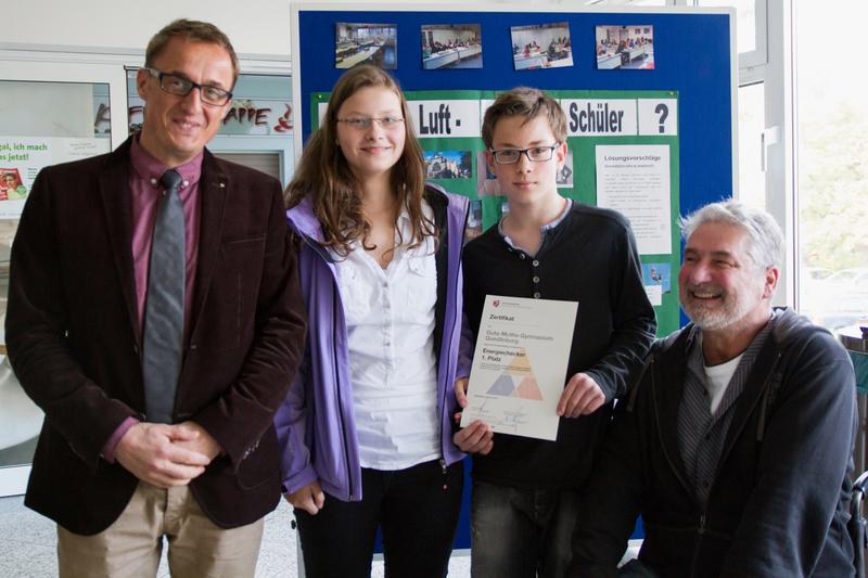 Platz 1 beim Energie(s)check belegte das Team vom GutsMuths-Gymnasium Quedlinburg mit Schulleiter Dirk Gärtner (l.).