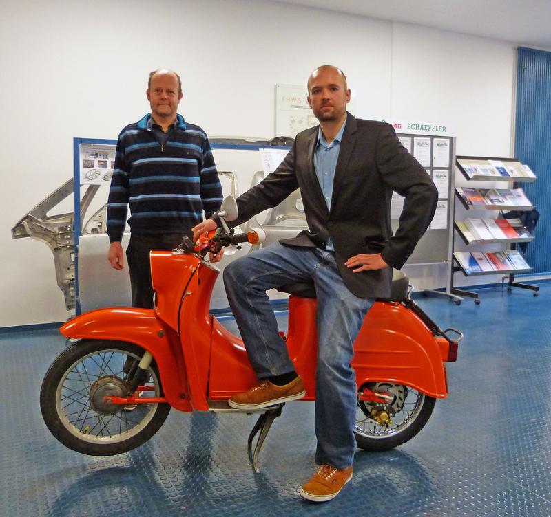 Der Diplomand Thorsten Schmutz (re.) ersetzte unter der Leitung des betreuenden Professors Dr. Christoph Bunsen beim Motorroller „Schwalbe“ den Zweitaktmotor durch einen Elektroantrieb. 
