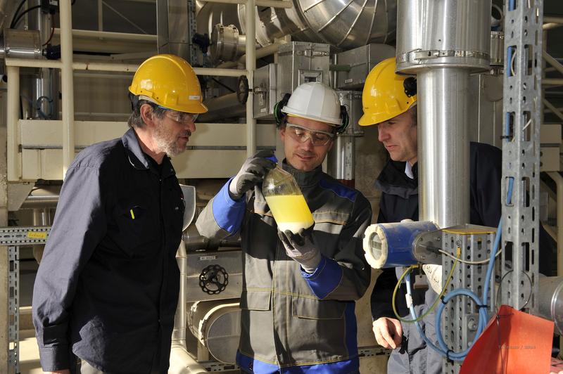 Entnahme einer Probe aus der Syntheseanlage: Professor Jörg Sauer, Sprecher des bioliq®-Projekts (rechts) mit dem Betriebsleiter der Syntheseanlage, Ulrich Galla (links) und Daniel Richter (Mitte). 