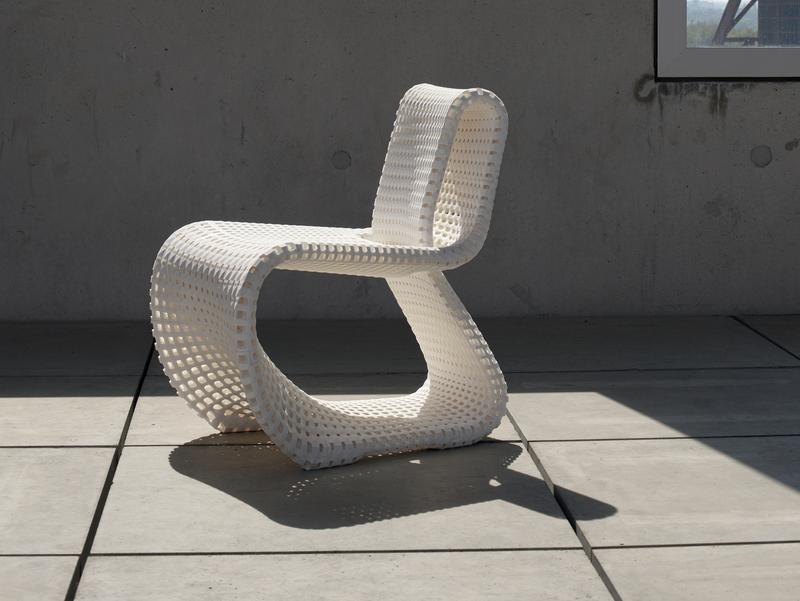  Forscher haben die Tragfähigkeit des Designerstuhls »Cellular Loop« verbessert. Dabei diente die Struktur von Knochen und Kieselalgen als Vorbild.