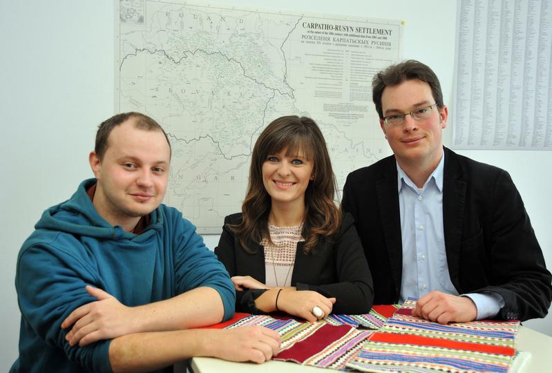 Prof. Dr. Achim Rabus, Andrianna Schimon und Yuriy Remestvenskyy (v.r.) von der Universität Jena erforschen in einem von der Deutschen Forschungsgemeinschaft geförderten Projekt die slawische Minderheitensprache Russinisch.