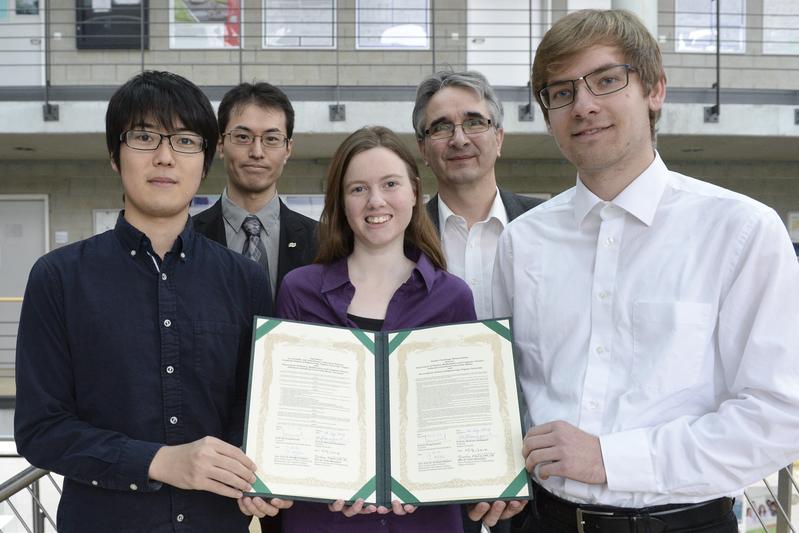 Exchange students Takahide Takamatsu, Daniela Seibert, Vincent Degner (front, fltr) present the cooperation agreement in the presence of Professor Hideki Tomita und Professor Klaus Wendt (back, fltr)