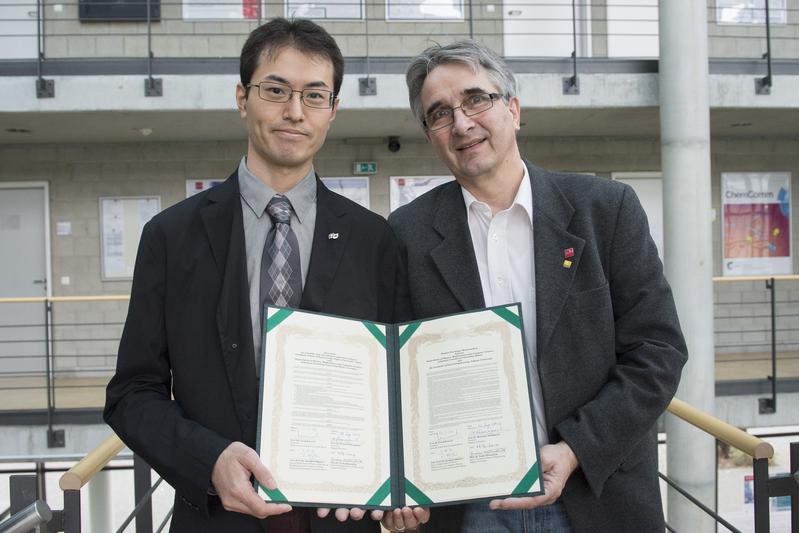 Professor Klaus Wendt (r.) and his Japanese colleague Professor Hideki Tomita of Nagoya University