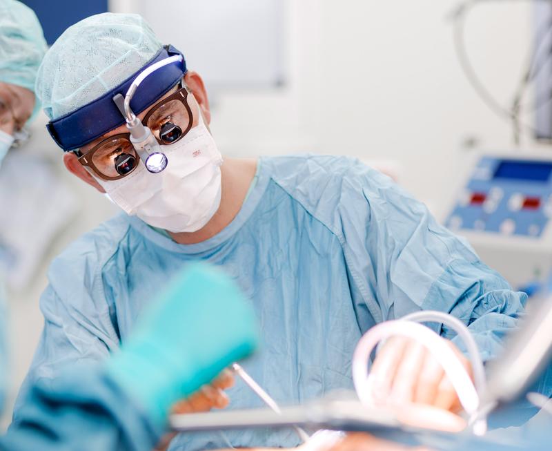 Präzisionsarbeit: Prof. Dr. Torsten Doenst, Direktor der Klinik für Herz- und Thoraxchirurgie am UKJ, hat bereits sechs mit dem neuen Verfahren behandelt. 