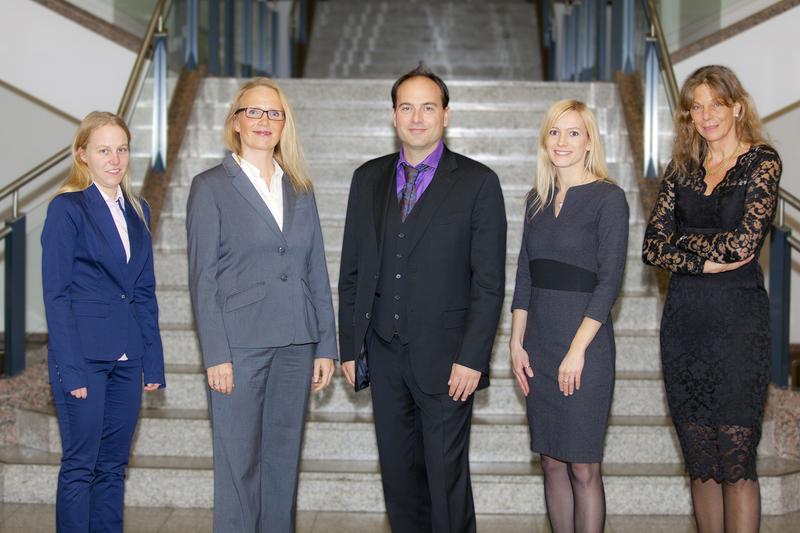 Dr. Nadine Sarah Schaadt, Professorin Dr. Ulrike Raap, Professor Dr. Dr. Thomas Thum, Dr. Claudia Bang und MHH-Forschungsdekanin Professorin Dr. Denise Hilfiker-Kleiner (von links). 