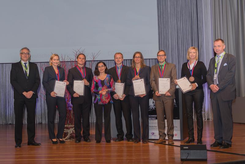 V.l.n.r.: Kai Martens, Dr. Tina Mainka, Torge Rempe, Prof. Dr. Shanaz Christina Azad, Dr. Enrico Leipold, Dr. Ruth Ruscheweyh, Dr. Ingo Kurth, Prof. Dr. Deborah Falla, Prof. Dr. Dr. Thomas R. Tölle