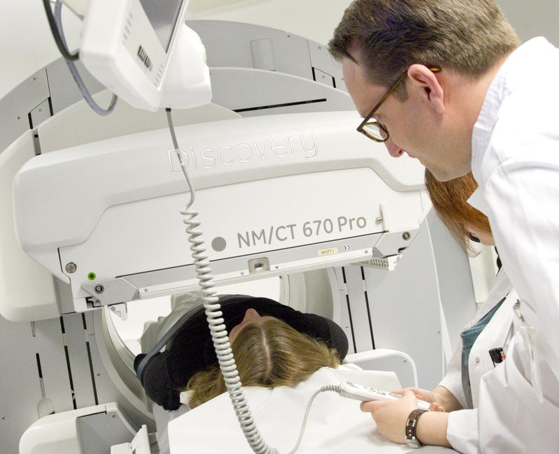 Mit einer SPECT/CT-Untersuchung ermitteln die Ärzte häufig, wie aktiv ein Tumor ist und wie hoch man bei diesem Patienten bestimmte Medikamente dosieren muss