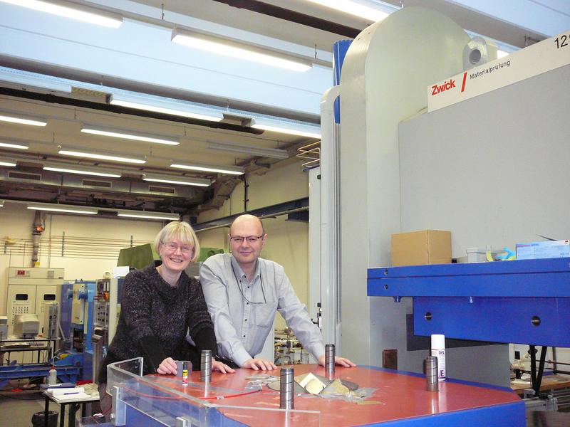 Prof. Dr. Nataolia Dubrovinskaia und Prof. Dr. Leonid Dubrovinsky im Hochdrucklabor des Bayerischen Geoinstituts (BGI) der Universität Bayreuth.
