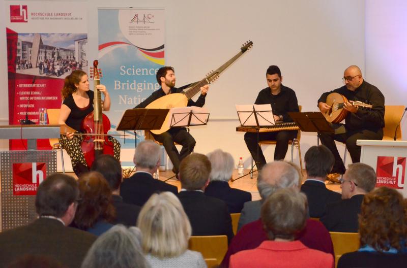 Vier Musiker des preisgekrönten Pera-Ensembles spielten Klänge aus zwei Welten