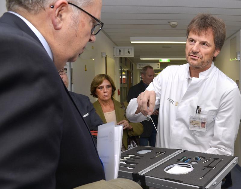 Dr. Andreas Reichel (rechts), Leiter der Spezialambulanz für Insulinpumpenträger erläutert ein Kathetersystem, das bei Diabetes-Typ-1-Patienten in Kombination mit einer Insulinpumpe eingesetzt wird.