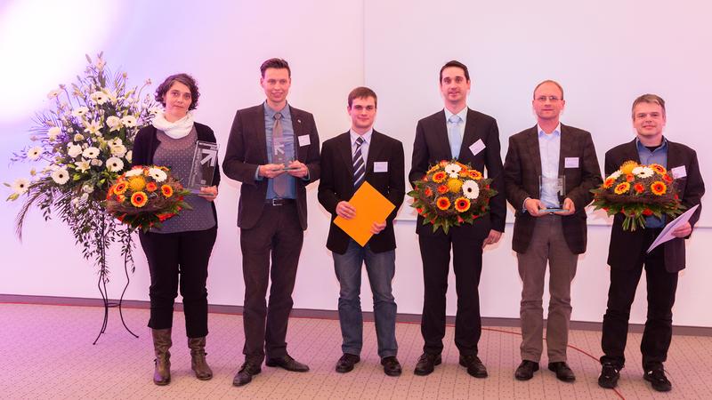 Gisela Vogt (l.), Leiterin Projektentwicklung und Marketing der SolarSpring GmbH aus Freiburg, nahm den Hauptpreis entgegen.