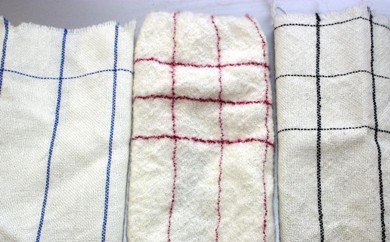 Mit Silberkolloid und SA/TSA-Komplex ausgerüstete Wolltestgewebe: gebeizt (links), unbehandelt (mitte), filzfrei (rechts).
